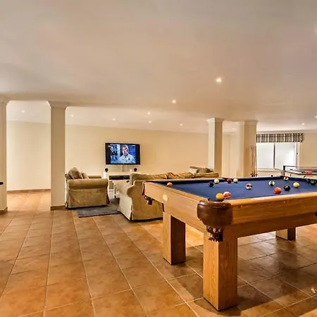 Sleeps 14 With Pool Air Con And Wifi Quinta do Lago