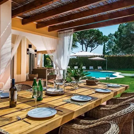 Sleeps 14 With Pool Air Con And Wifi Vila